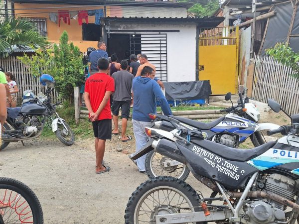 Asesinan a un hombre mientras se cortaba el cabello en una peluquería.
