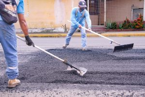 Por la falta de asfalto, los trabajos de bacheo han sido suspendidos.