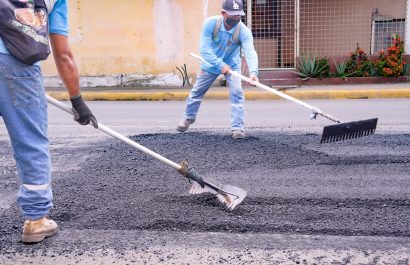 Por la falta de asfalto, los trabajos de bacheo han sido suspendidos.
