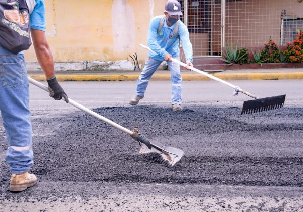 Por la falta de asfalto, los trabajos de bacheo han sido suspendidos.
