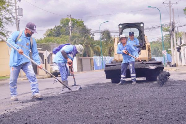 Los trabajos de bacheo en Portoviejo se han detenido, por la falta de material.