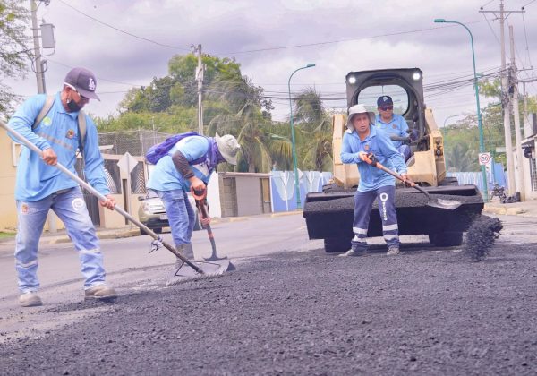 Los trabajos de bacheo en Portoviejo se han detenido, por la falta de material.