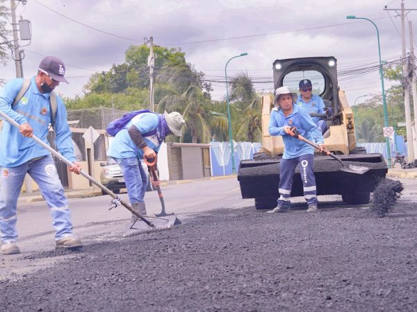 Los trabajos de bacheo en Portoviejo se han detenido, por la falta de material.
