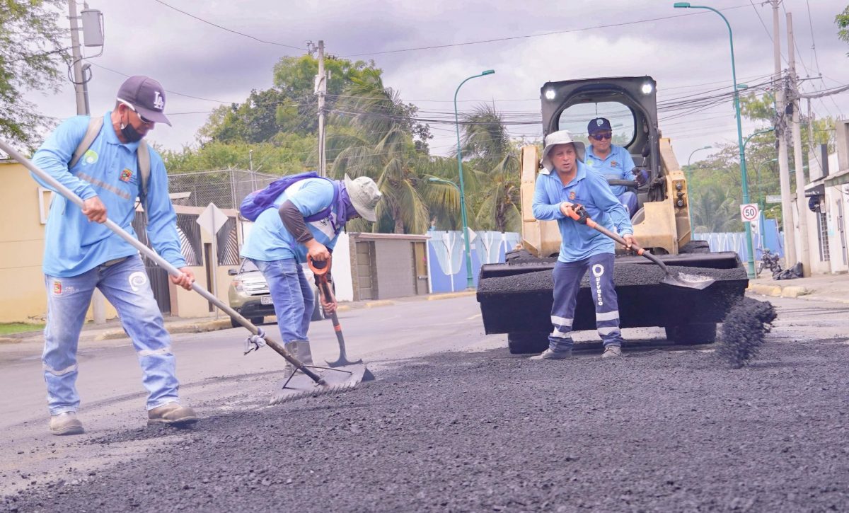 Los trabajos de bacheo en Portoviejo se han detenido, por la falta de material.