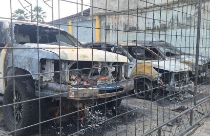 Así incendiaron un patio de carros en Santo Domingo cámaras captaron el momento exacto