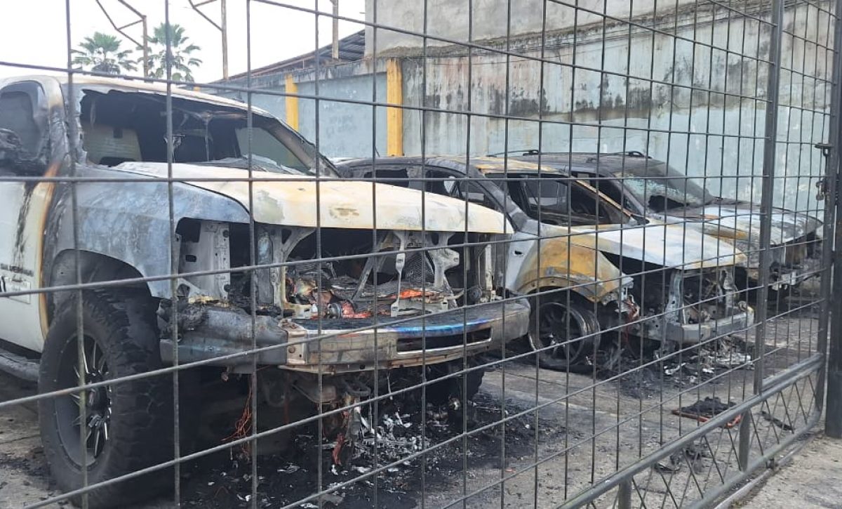 Así incendiaron un patio de carros en Santo Domingo cámaras captaron el momento exacto