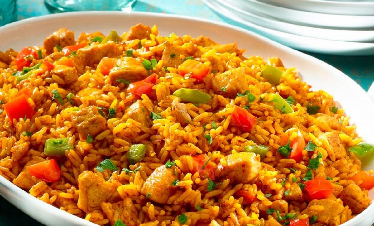 Así se prepara el arroz colorado de pollo que todos aman en Ecuador