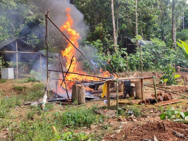 ¡Ataque Aéreo en Alto Punino! Destruyen Maquinaria de Minería Ilegal en Orellana