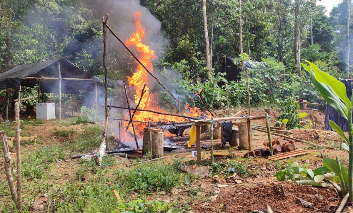 ¡Ataque Aéreo en Alto Punino! Destruyen Maquinaria de Minería Ilegal en Orellana