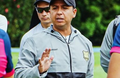 Aucas anuncia la llegada del entrenador colombiano Juan Pablo Buch.