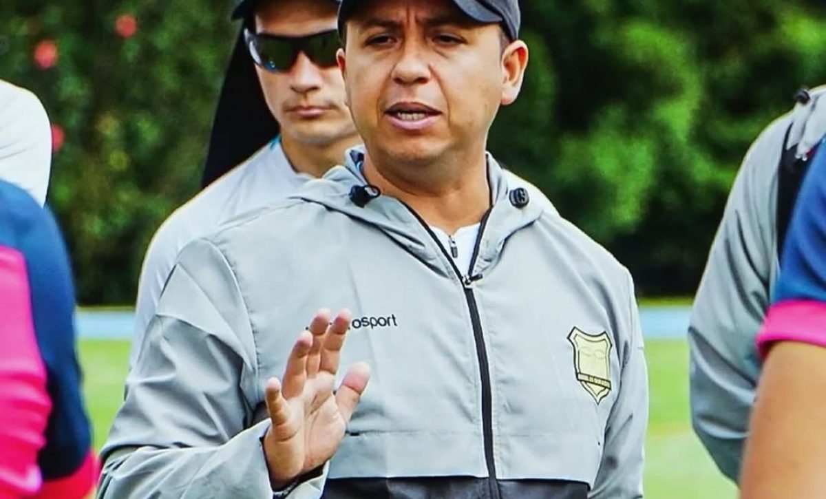 Aucas anuncia la llegada del entrenador colombiano Juan Pablo Buch.
