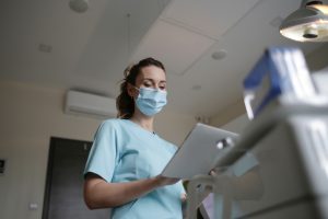Aumenta el número de enfermeras en el mundo, pero persisten las brechas regionales, advierte la OMS