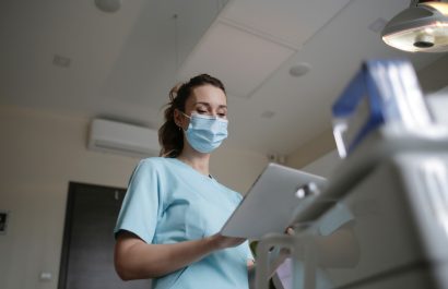 Aumenta el número de enfermeras en el mundo, pero persisten las brechas regionales, advierte la OMS