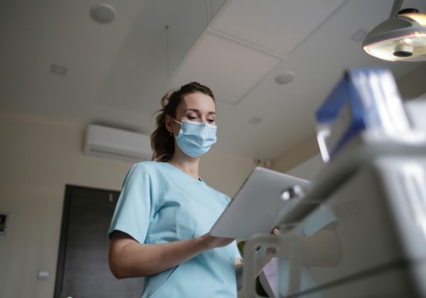 Aumenta el número de enfermeras en el mundo, pero persisten las brechas regionales, advierte la OMS
