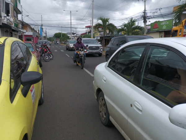 Aumenta el tráfico vehicular en Portoviejo durante la mañana del 29 de abril