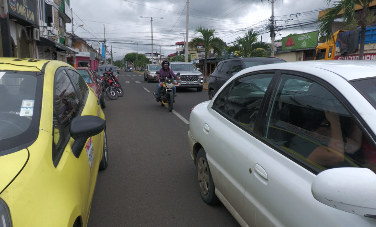 Aumenta el tráfico vehicular en Portoviejo durante la mañana del 29 de abril