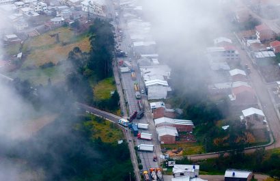 Autoridades advierten de alto riesgo por acumulación de tanqueros cargados con gas y gasolina en Suscal, Cañar, por cierres del paro nacional