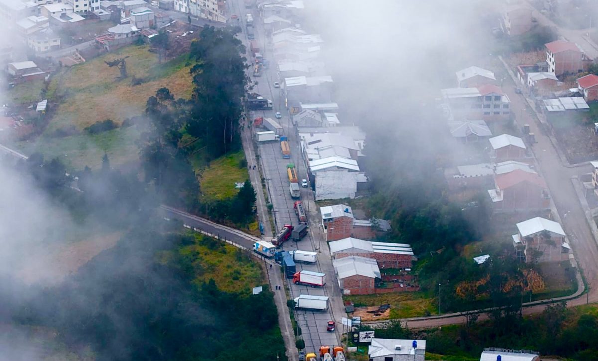 Autoridades advierten de alto riesgo por acumulación de tanqueros cargados con gas y gasolina en Suscal, Cañar, por cierres del paro nacional
