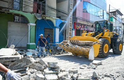 La Alcaldía ha empezado con la limpieza de escombros en algunos barrios de Esmeraldas.