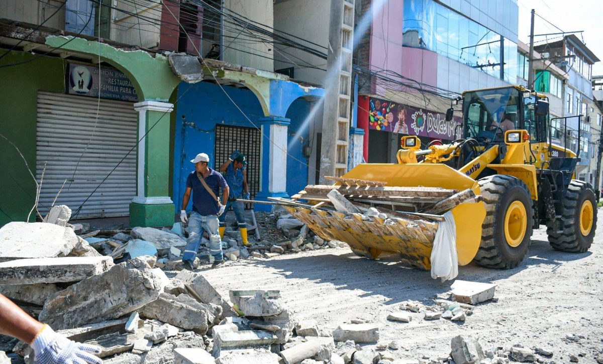 La Alcaldía ha empezado con la limpieza de escombros en algunos barrios de Esmeraldas.