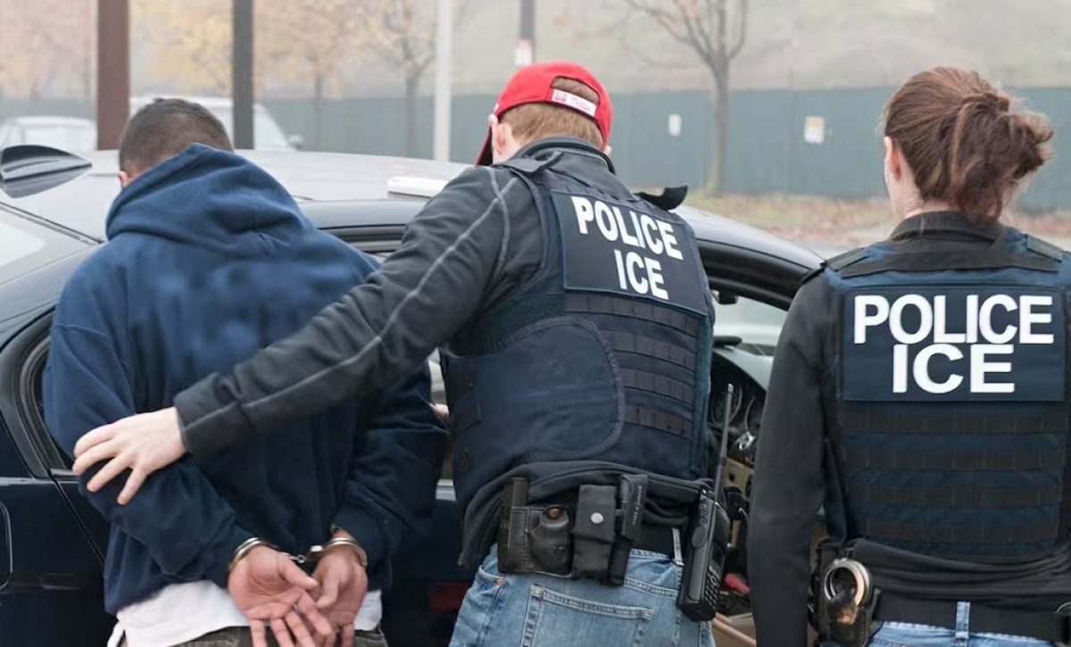 Autoridades migratorias de Estados Unidos realizan operativos de control en cientos de negocios y empresas a lo largo del país.