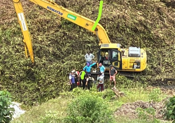 Autoridades, policías y bomberos participaron en las labores de rescate del cuerpo de Ángel Intriago.