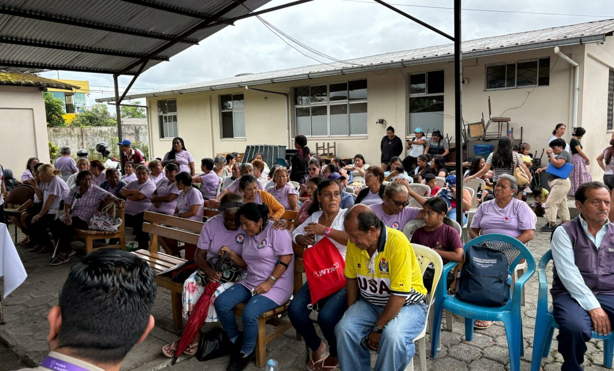 Autoridades y habitantes asistieron al subcentro Santa Martha, uno de los primeros en ser intervenido como parte del plan de repotenciación de subcentros de salud.