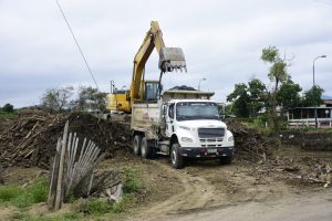 Avanza en un 50% el desalojo de palizada en el puente El Cady, Portoviejo
