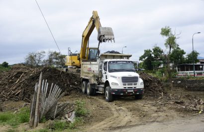 Avanza en un 50% el desalojo de palizada en el puente El Cady, Portoviejo