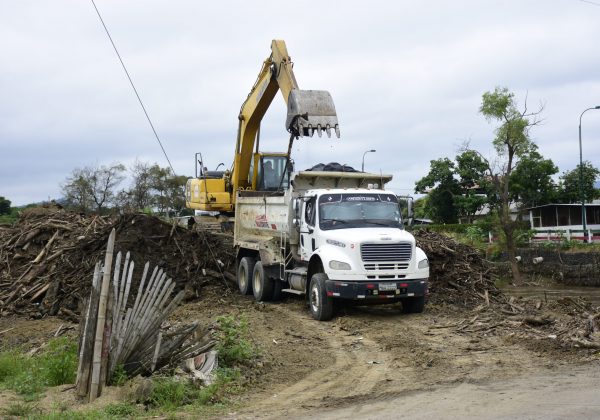 Avanza en un 50% el desalojo de palizada en el puente El Cady, Portoviejo