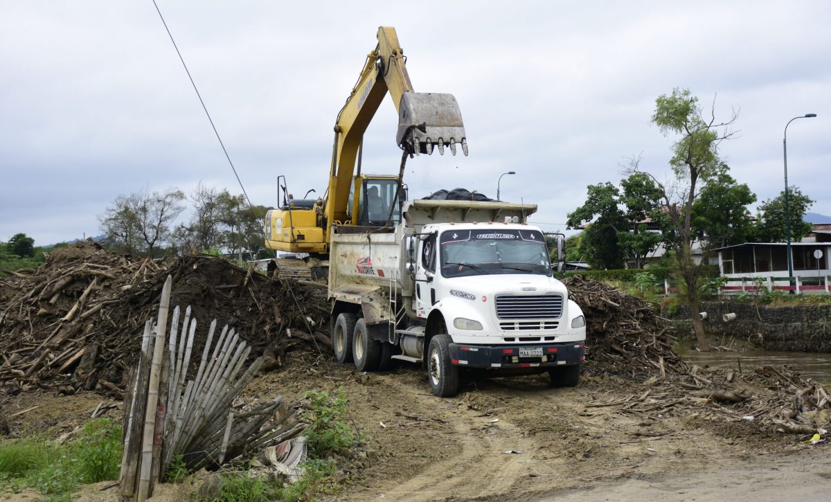 Avanza en un 50% el desalojo de palizada en el puente El Cady, Portoviejo