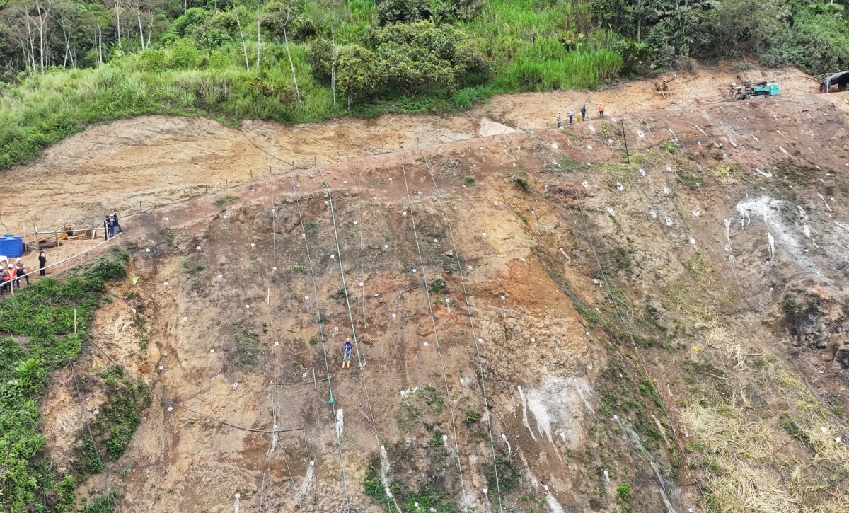 Avanza obra de contención en el km 83 para reforzar la seguridad vial en Santo Domingo