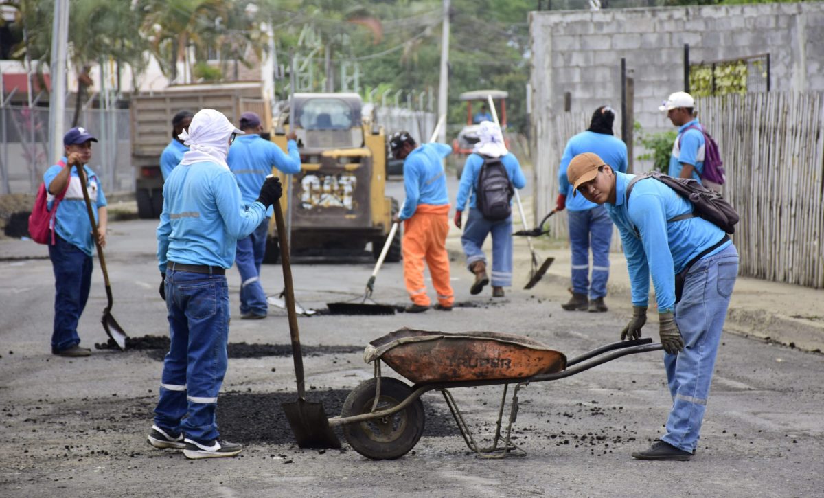 Ante la falta de asfalto, el municipio de Portoviejo ha reutilizado el material para bachear las calles con asfalto en frío.