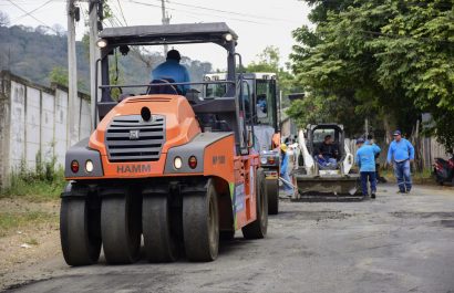 Imagen referencial que muestra el uso de maquinaria que funciona con diésel para el bacheo de la ciudad