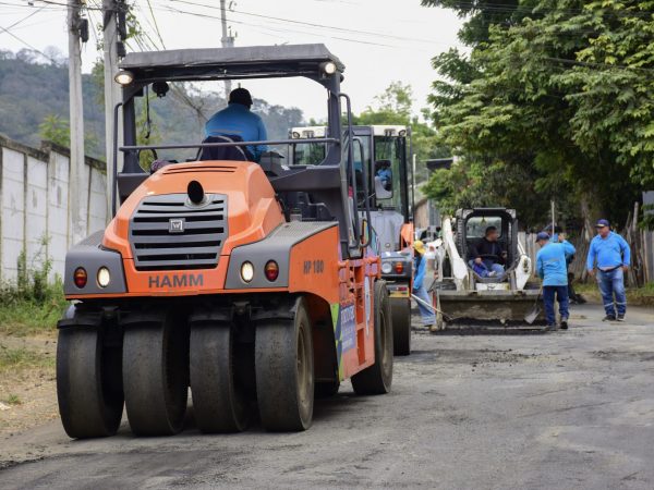 Imagen referencial que muestra el uso de maquinaria que funciona con diésel para el bacheo de la ciudad