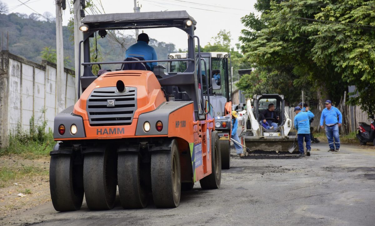 Imagen referencial que muestra el uso de maquinaria que funciona con diésel para el bacheo de la ciudad