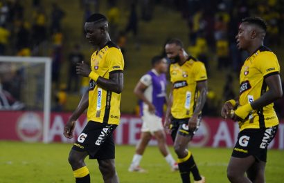 Jugadores del Barcelona salen tristes tras la derrota ante Universitario.