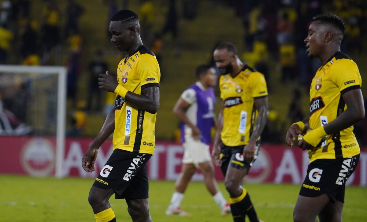 Jugadores del Barcelona salen tristes tras la derrota ante Universitario.