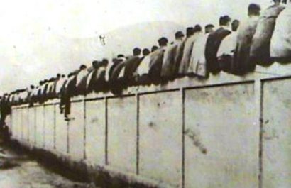 Hinchas "culés" miran un partido del Barcelona en el antiguo estadio de Les Corts.