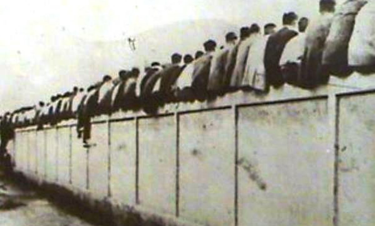 Hinchas "culés" miran un partido del Barcelona en el antiguo estadio de Les Corts.