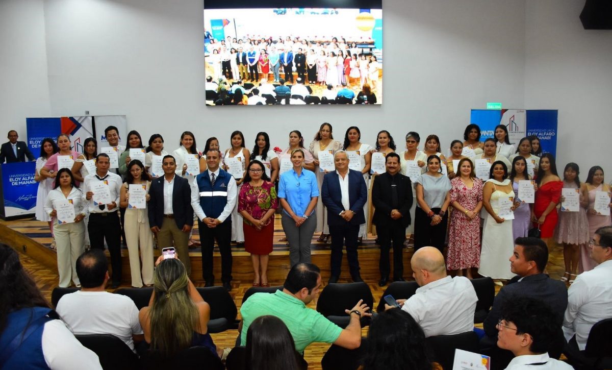 Artesanos del cantón Manta recibieron certificados por concluir cursos de capacitación de programa entre la ULEAM y el BID.