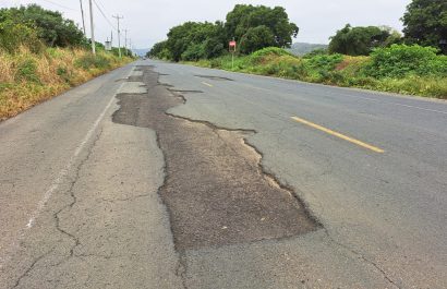 Hay baches profundos en el tramo vial que conduce desde San Clemente a Bahía de Caráquez. FOTO: El Diario