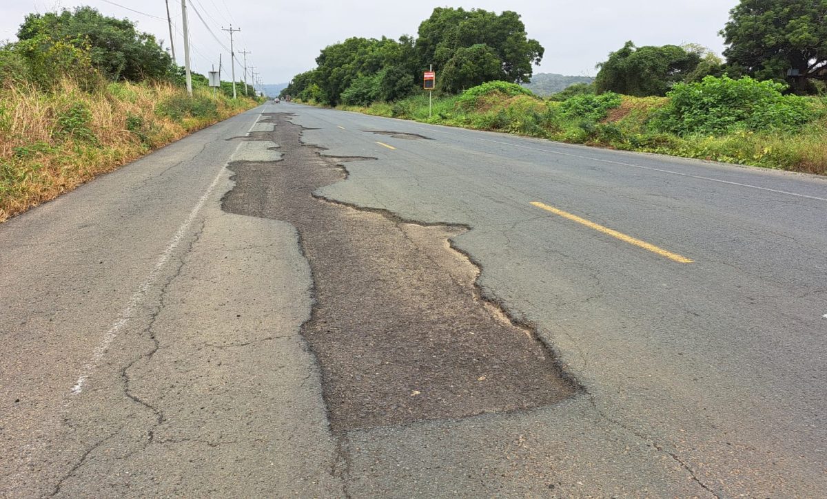 Hay baches profundos en el tramo vial que conduce desde San Clemente a Bahía de Caráquez. FOTO: El Diario