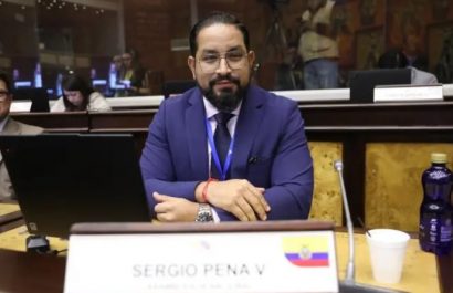 Bancada Correísta expulsa a legislador Sergio Peña por voto a favor de ley urgente