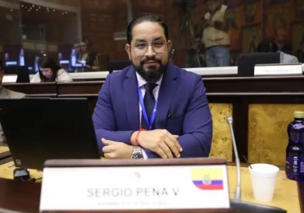 Bancada Correísta expulsa a legislador Sergio Peña por voto a favor de ley urgente