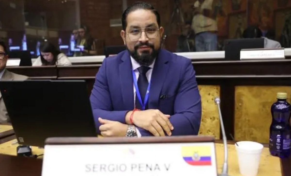 Bancada Correísta expulsa a legislador Sergio Peña por voto a favor de ley urgente