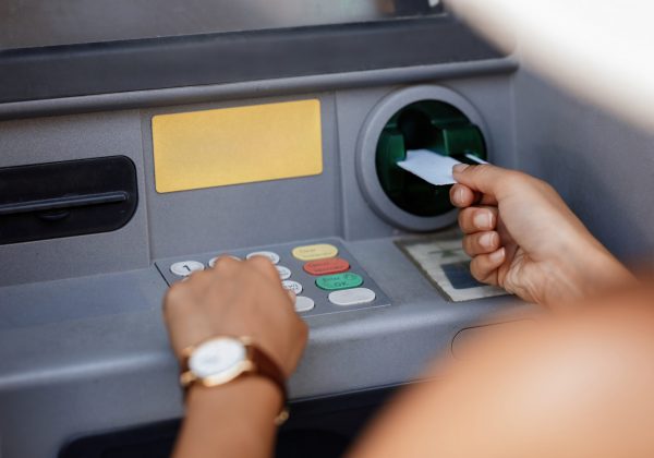 Bancos privados del Ecuador mantendrán operaciones a través de canales digitales y corresponsales durante feriado de mayo
