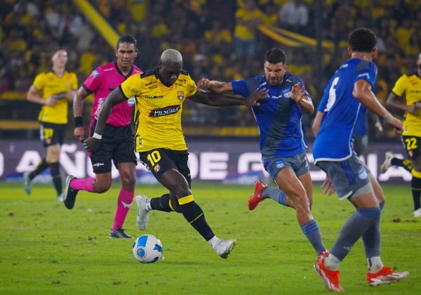 Barcelona busca mantener el liderato ante Emelec en el Monumental