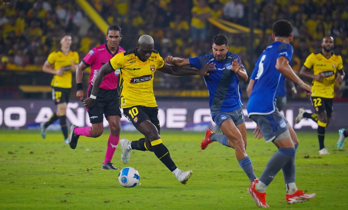 Barcelona busca mantener el liderato ante Emelec en el Monumental