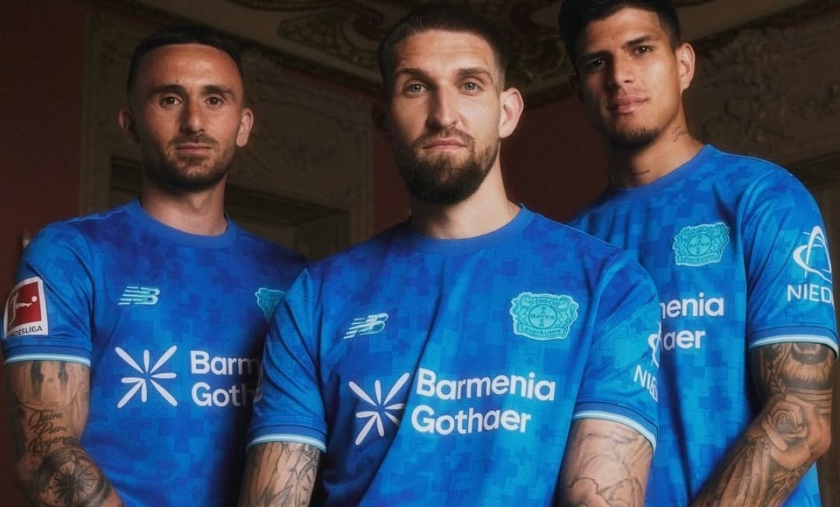 Bayer Leverkusen presenta tercera camiseta 2025-2026 con Piero Hincapié como modelo